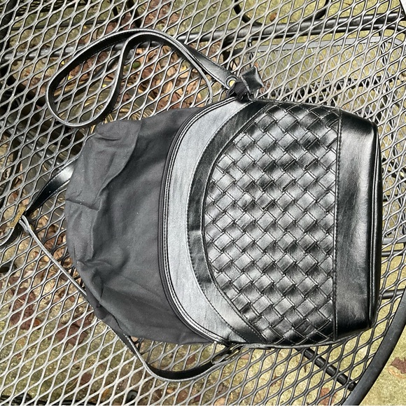 Nice Weaved Vegan Leather Adjustable Strap Crossbody/Shoulder Bag! - Picture 4 of 14